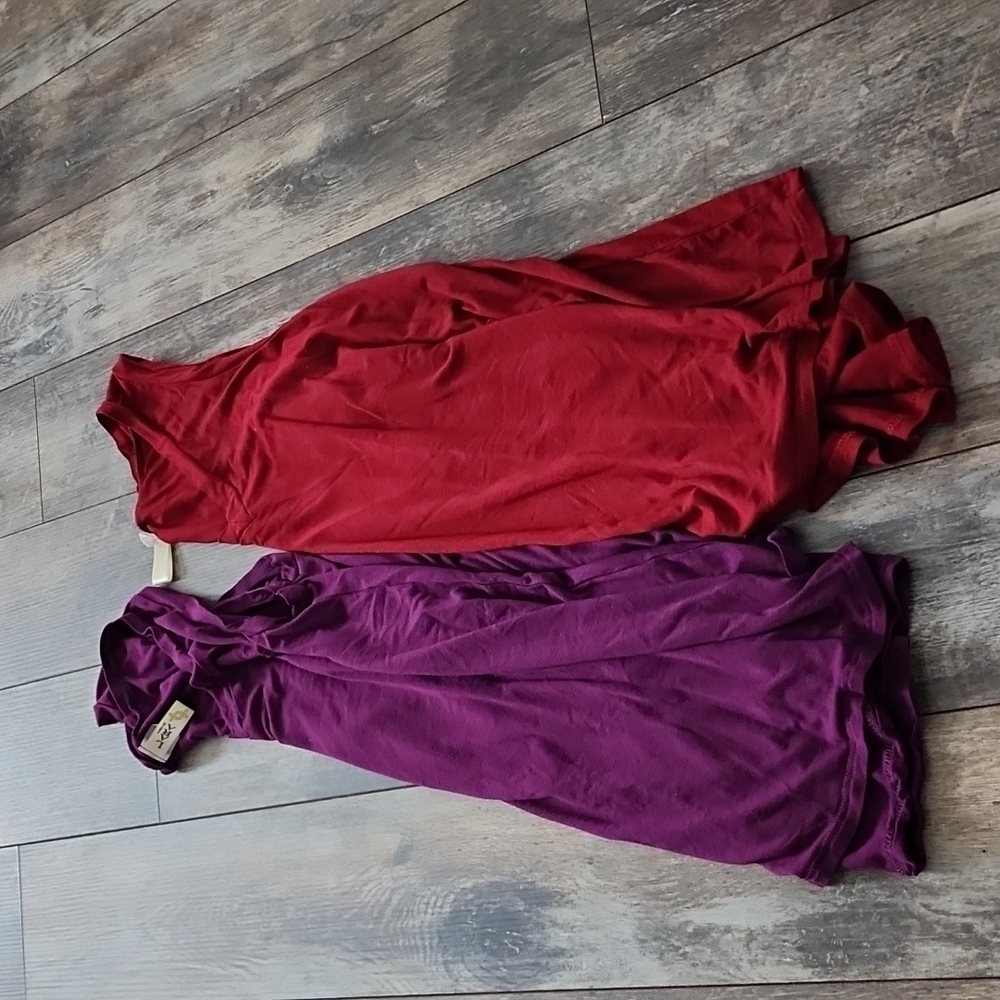 2 v neck tanks